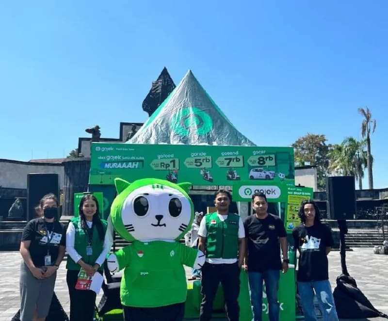 Tim dan maskot Gojek di booth promosi pop-up luar ruang