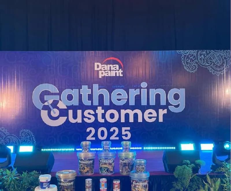 Backdrop panggung Dana Paint Gathering Customer 2025 dengan jajaran produk