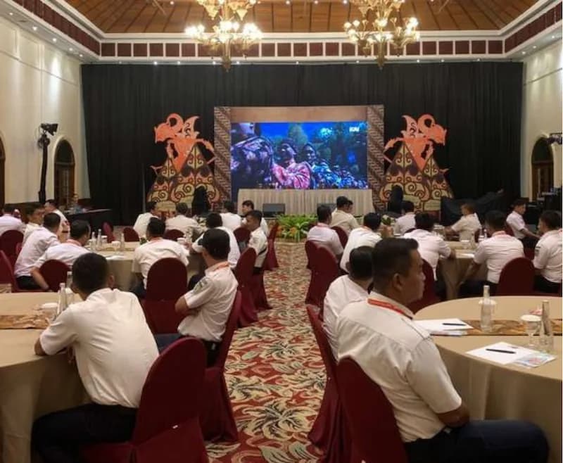 Gathering korporat di ballroom dengan panggung LED bertema wayang