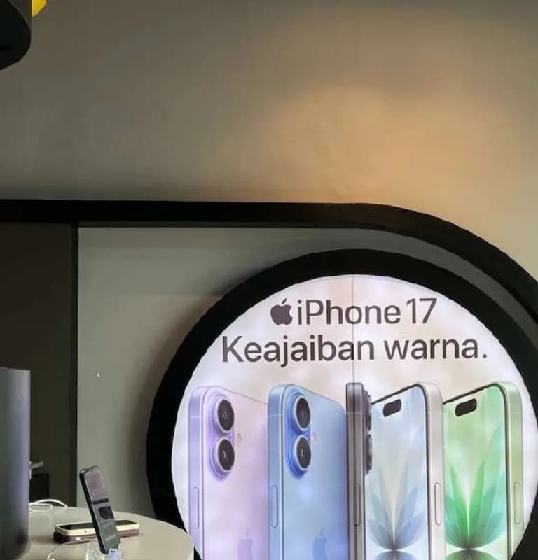A circular backlit iPhone 17 display in a store