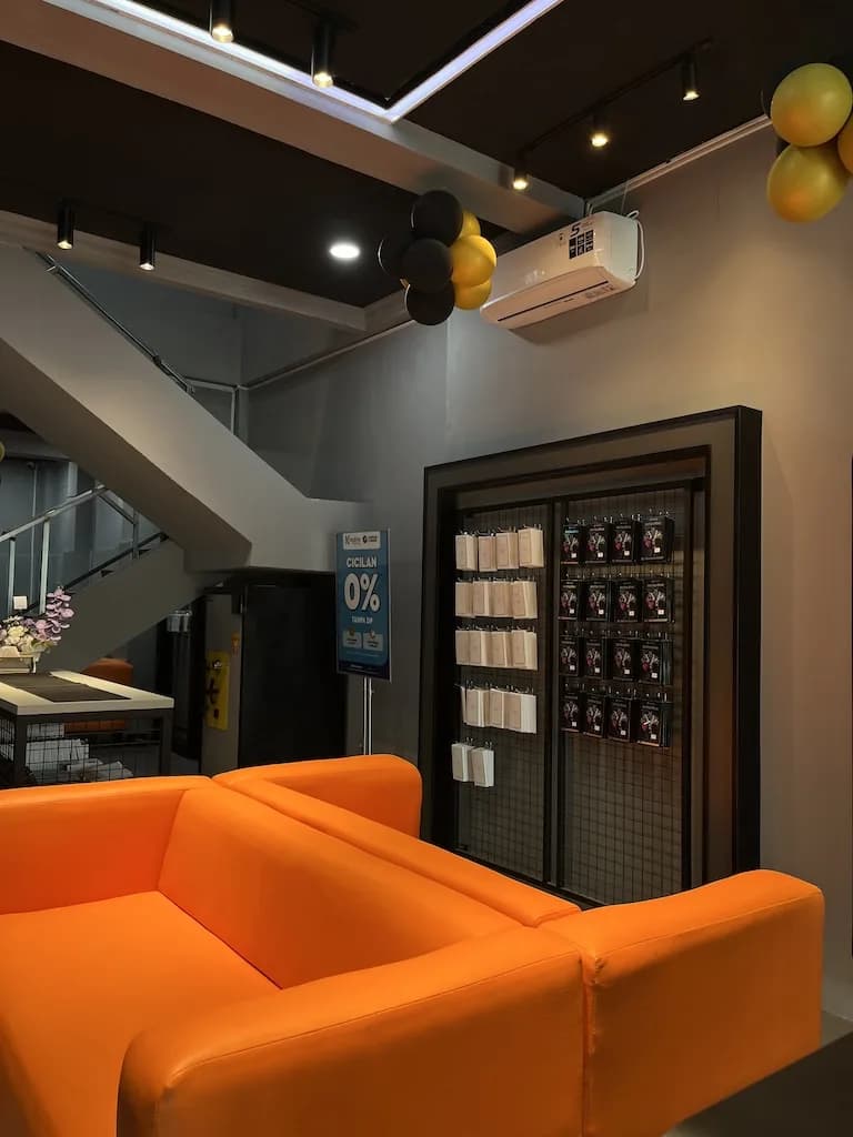 Dinding pegboard aksesori di samping tangga pada interior outlet