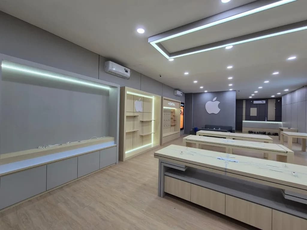 Sudut pandang toko yang memperlihatkan lampu LED cove dan dinding aksesori panjang