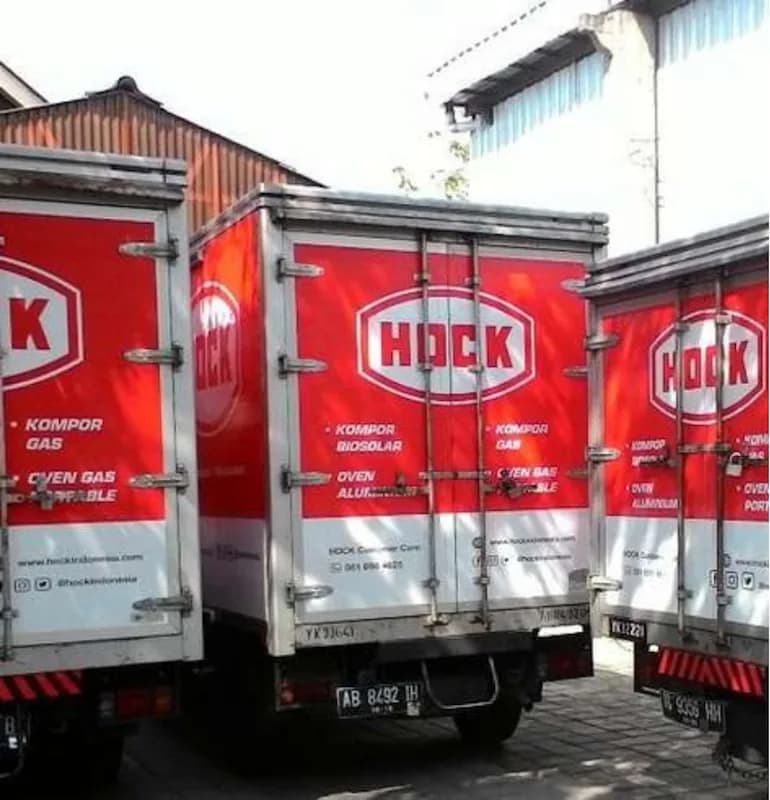 Truk box berbalut branding Hock berwarna merah