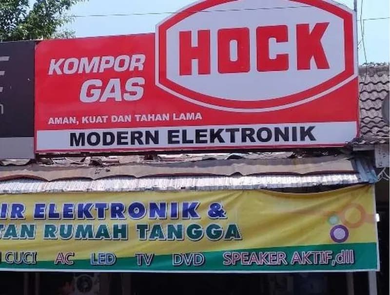 Papan nama kompor gas Hock di atas toko elektronik
